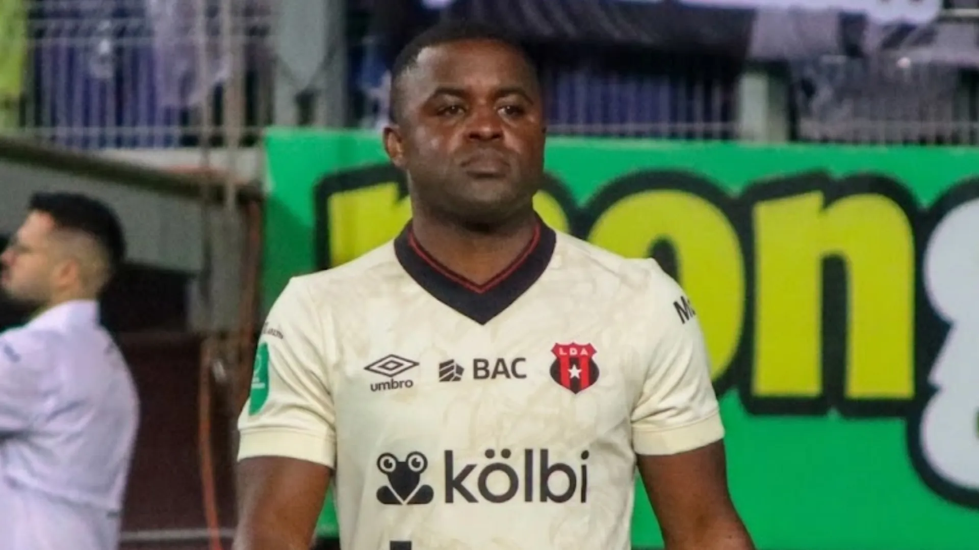 Joel Campbell en el medio de la polémica.