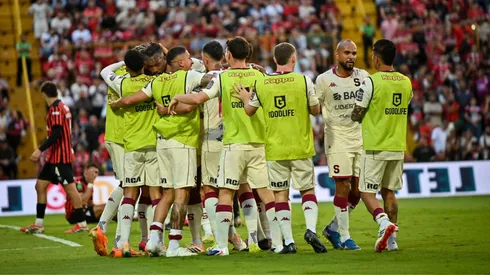 El equipo morado lo festeja en Costa Rica.