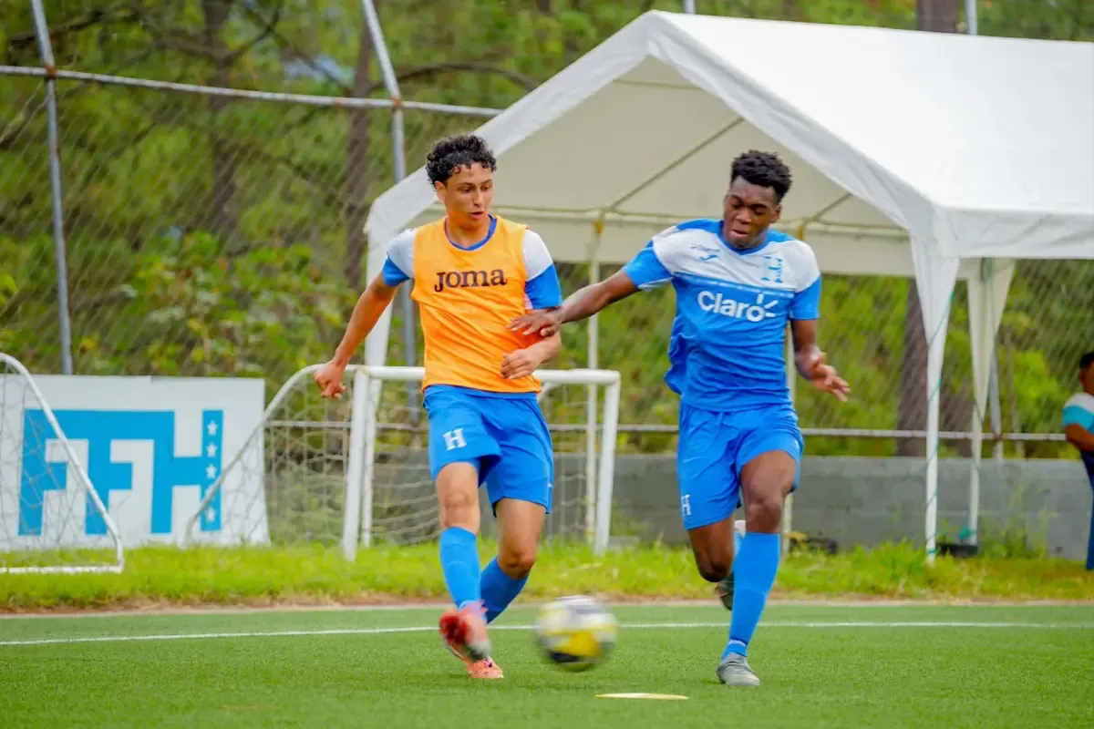 Julián Martínez ya entrena con la camisa de la Selección de Honduras, un orgullo para su padre. Foto: Diez.