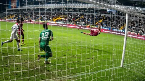 Golazo de Paradela contra Guadalupe.