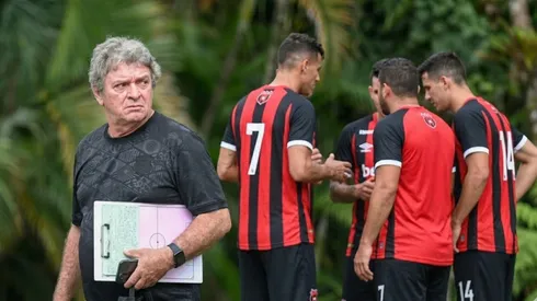 Futbolista de Alajuelense toma extraña decisión.