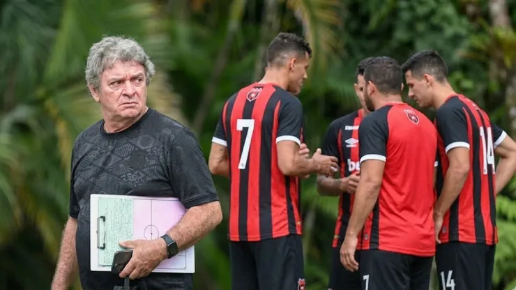 Futbolista de Alajuelense toma extraña decisión.