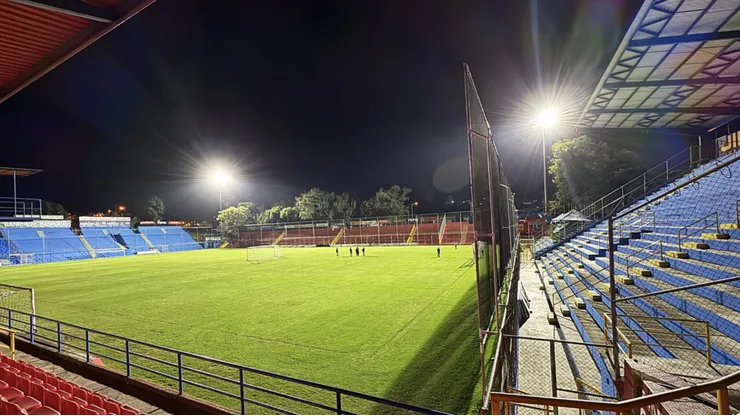 Los rojos siguen remodelando su cancha