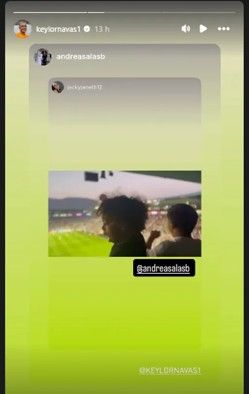 Hijos de Keylor Navas y Carrasquilla alentando a los Pumas desde el estadio – IG: jackyjaneth12