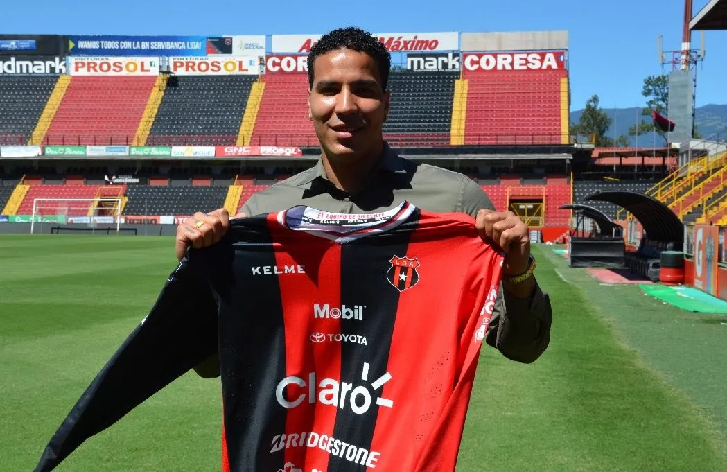 Alvarado en su presentación con Alajuelense.