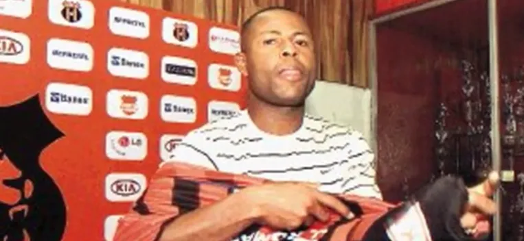 Julio Romaña presentado en Alajuelense