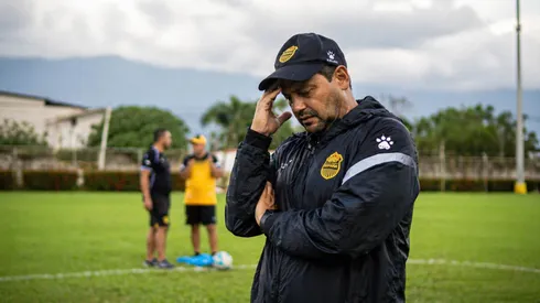 Jeaustin Campos recibió una novedad complicada al cierre del Clausura 2026. Foto: ChatGPT.