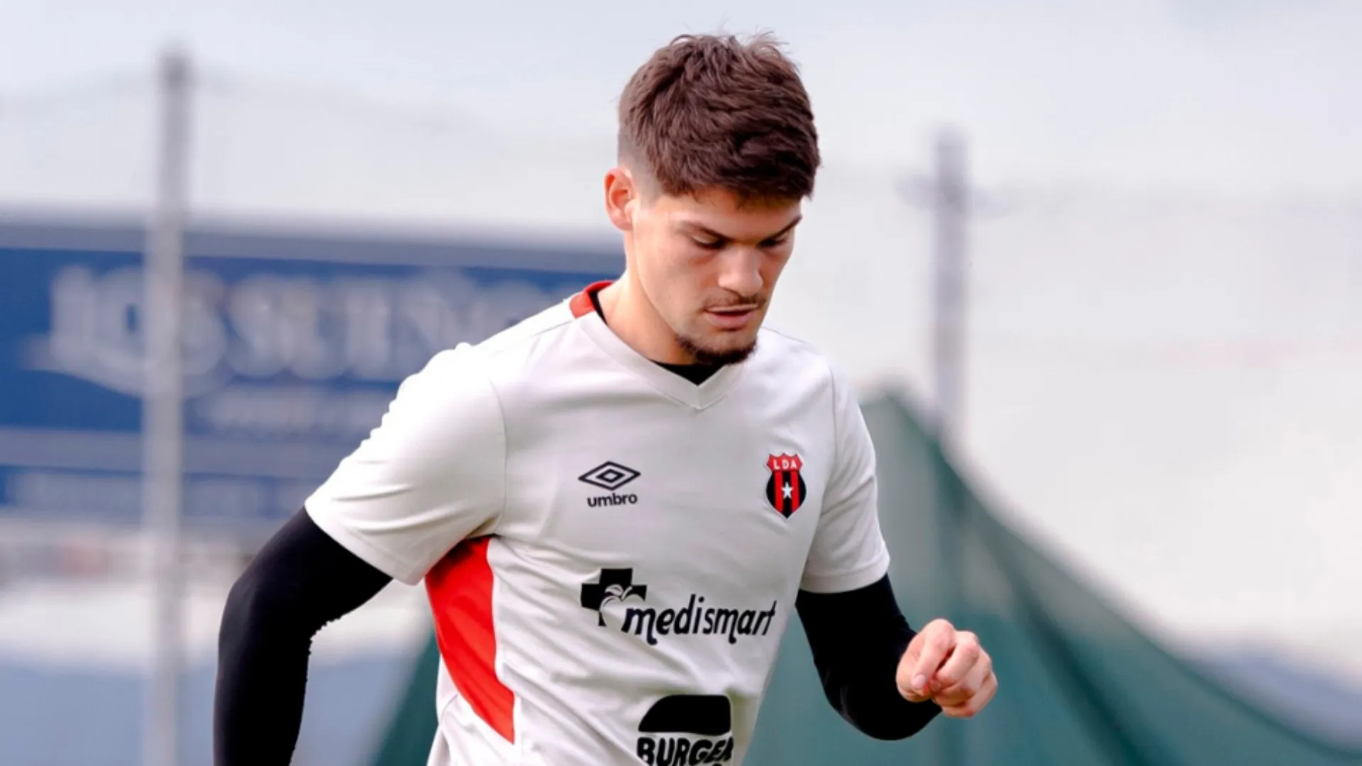 Elián Quesada no continuaría en Alajuelense. (Foto: Alajuelense)