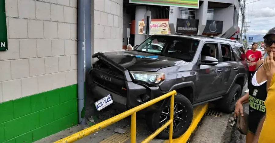 Así quedó el vehículo que conducía Salas (El Mundo CR).