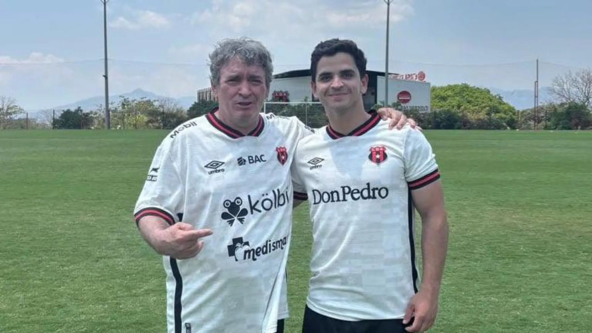 El Macho y su hijo, dos manudos de pura cepa. (Alajuelense)