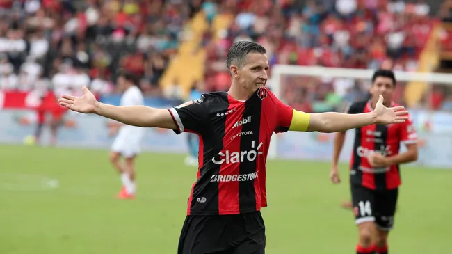 Pablo Gabas, el gran capitán de Alajuelense.