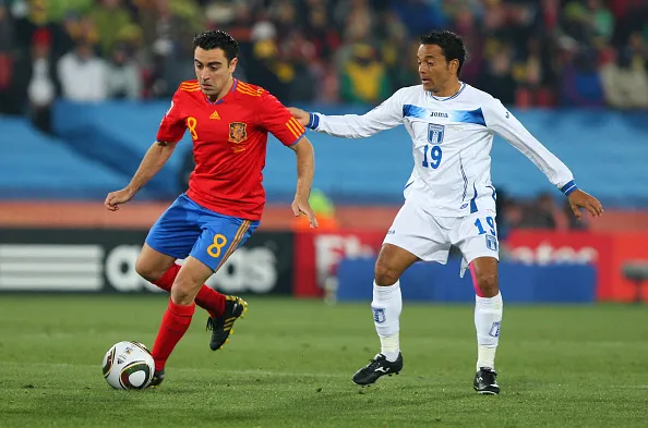 Xavi Hernández siendo marcado por Dani Turcios (Foto: AMA/Corbis via Getty Images)