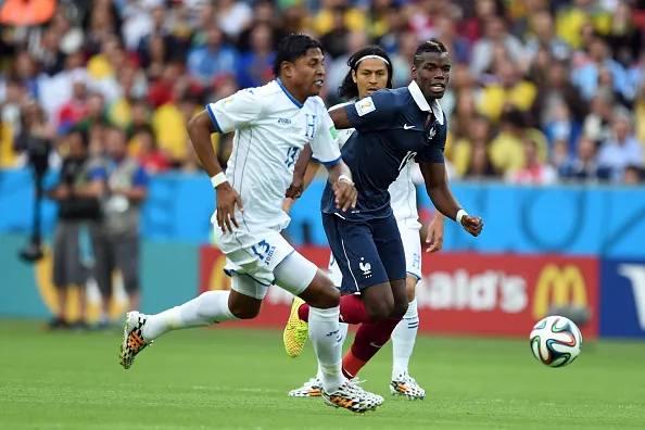 Caro Costly y Paul Pogba en disputa del balón. Foto: NurPhoto/Corbis via Getty Images)