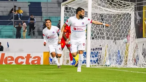 Real España recibe al Olimpia en el estadio Morazán de San Pedro Sula. Foto: ChatGPT.