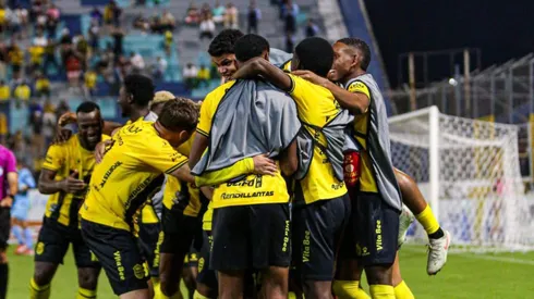 Real España recibe al Olimpia en el estadio Morazán de San Pedro Sula. Foto: ChatGPT.