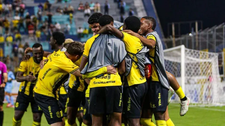 Real España recibe al Olimpia en el estadio Morazán de San Pedro Sula. Foto: ChatGPT.