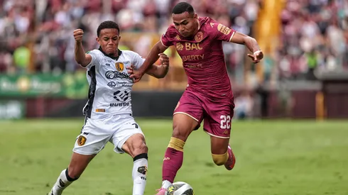 Jorkaeff Azofeifa protege la bola ante la marca de Sahwn Johnson.
