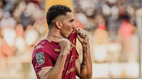 Jorkaeff Azofeifa protege la bola ante la marca de Sahwn Johnson.