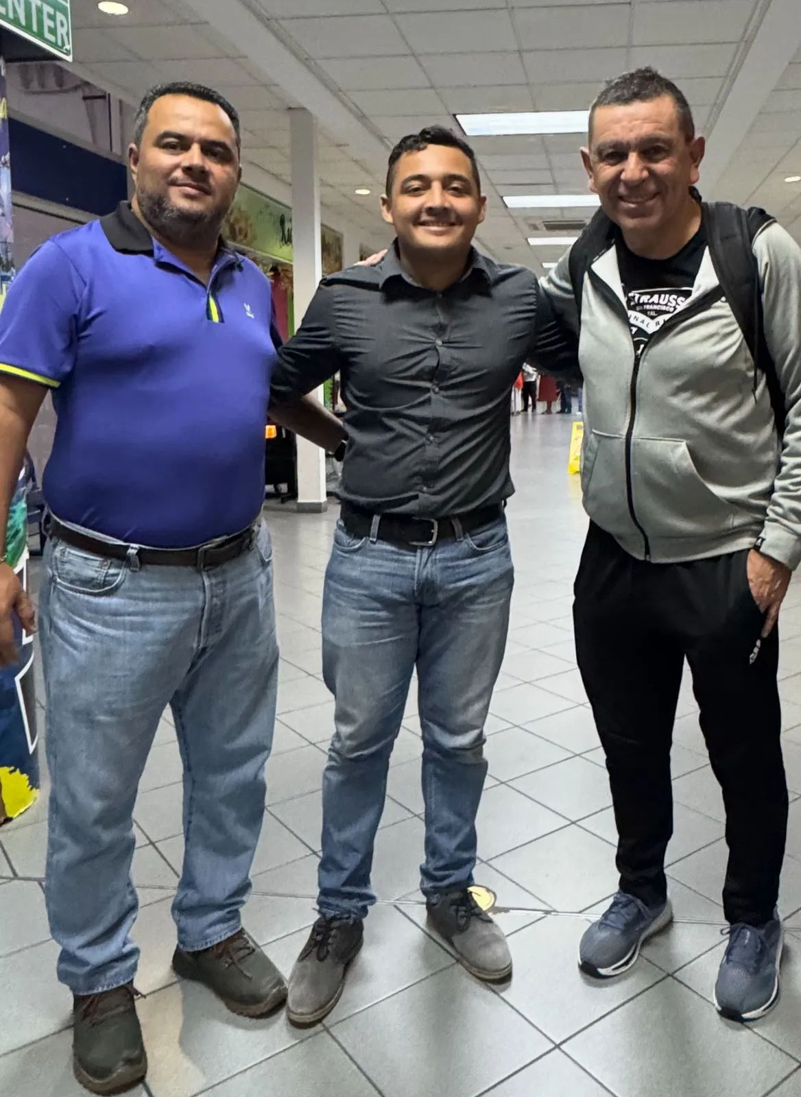 De izquierda a derecha Javier Cruz, Maynor Sigüenza y el entrenador David Patiño. Foto: Maynor Sigüenza.