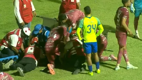 Romario Da Silva fue atendido por paramédicos tras su terrible lesión. Foto: Deportes TVC.