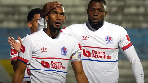 Olimpia y Real España se enfrentan en la tercera fecha de las triangulares en Honduras. Foto: ChatGPT.