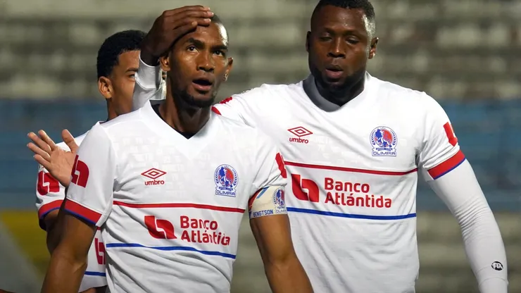 Olimpia y Real España se enfrentan en la tercera fecha de las triangulares en Honduras. Foto: ChatGPT.