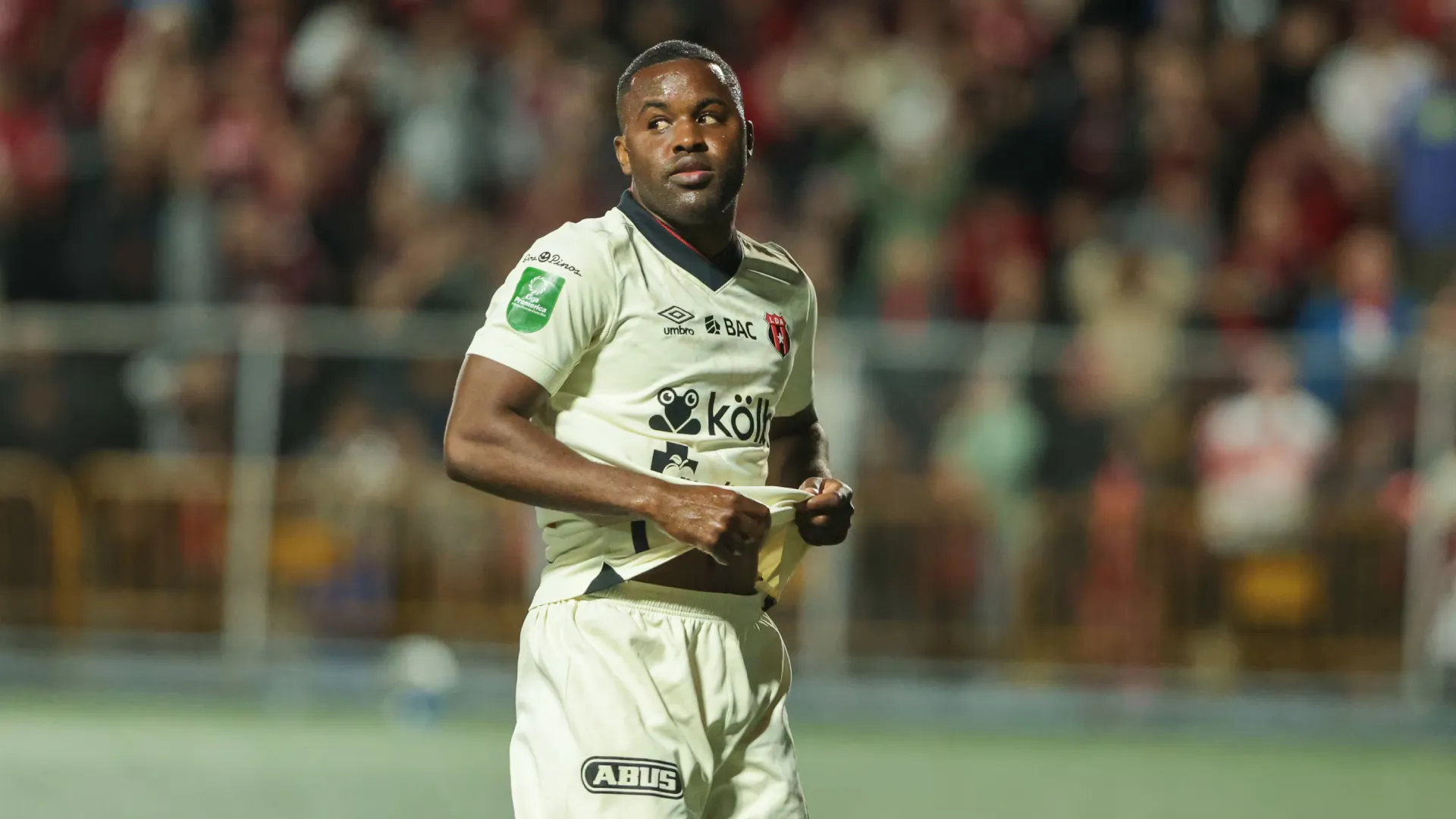 Joel Campbell tenía un salario muy elevado en Alajuelense. (Foto: José Cordero / La Teja)
