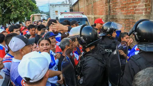 Disturbios en las afueras del estadio