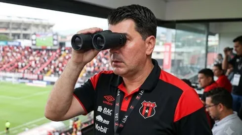 Rescalvo iría por un ecuatoriano.