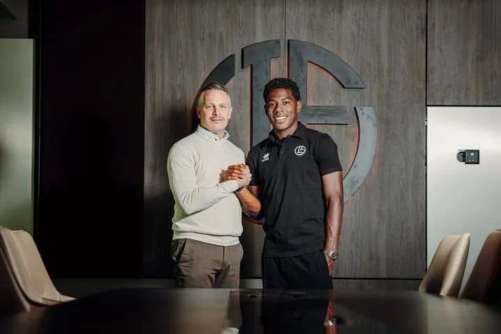 El director deportivo del Lugano Sebastian Pelzer junto a Dereck Moncada. Foto: Lugano.