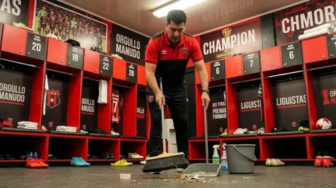 Ismae Rescalvo limpia el vestuario de Alajuelense.