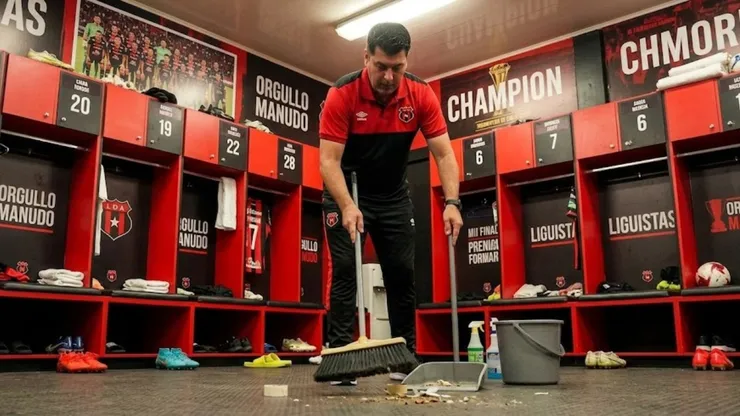 Ismae Rescalvo limpia el vestuario de Alajuelense.