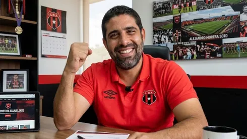 Carlos Vela festeja avance para Alajuelense.