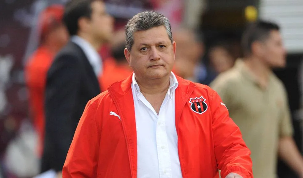 Raúl Pinto se desvinculó de Alajuelense tras el fracaso en el Clausura 2026 (Al Día).
