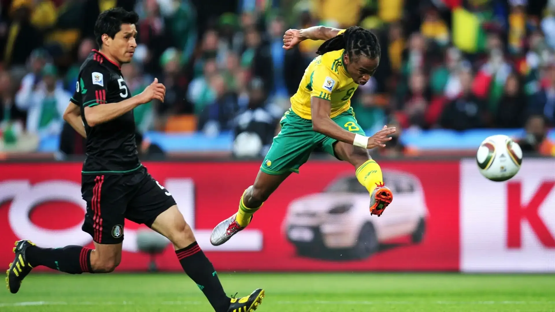 Tshabalala abrió el marcador en favor de Sudáfrica el 11 de junio de 2010, en el empate 1-1 con México por el partido inaugural de aquella Copa del Mundo. (Foto: Getty)
