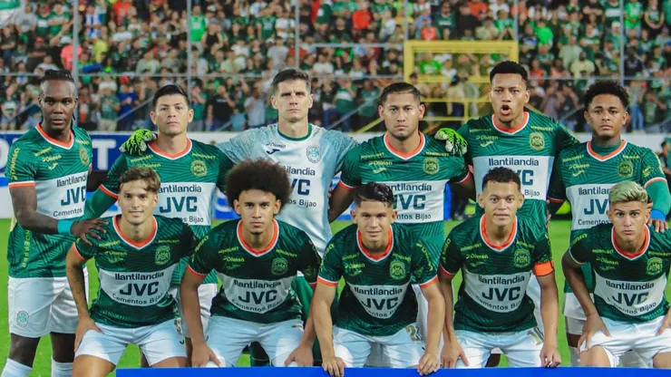El once inicial de Marathón posando previo a un encuentro de Liga Nacional.
