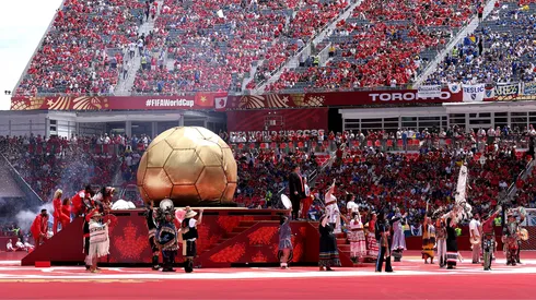 La ceremonia inaugural ya pasó y espera por el inicio del partido.