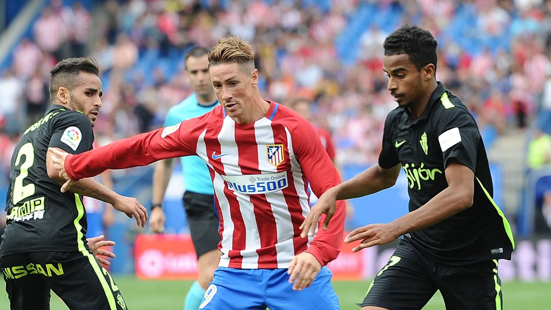 Akram Afif, con la camiseta de Sporting Gijón, marcando a Fernando Torres. (Foto: Getty)