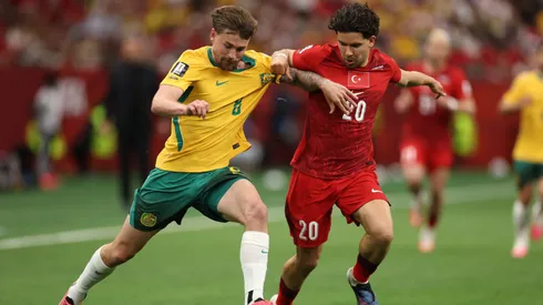 Connor Metcalife y Ferdi Kadioglu disputan el balón en un partido del Mundial 2026.