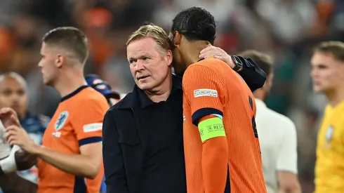 Ronald Koeman carga con una enorme cruz.