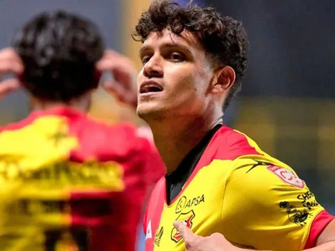 Yeltsin Tejeda ya firmó con su nuevo equipo en Costa Rica