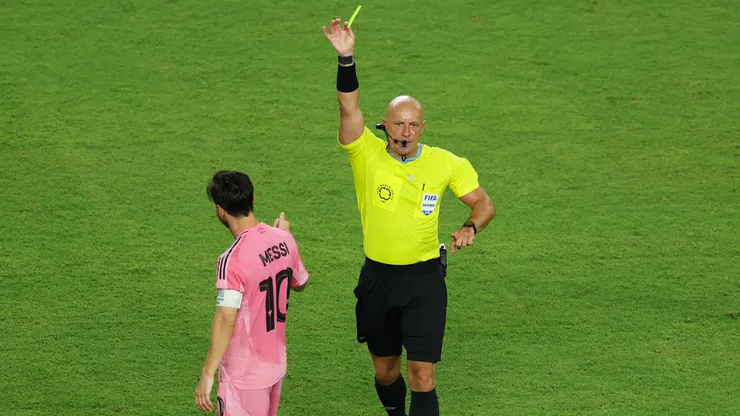 Marciniak amonestando a Messi durante el último Mundial de Clubes.