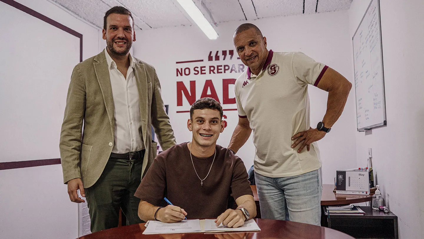 Julián González junto a Erick Lonnis, gerente deportivo del club, y Juan María Latorre, Agente FIFA de la Agencia Lin Group y representante del jugador. (Foto: Saprissa)