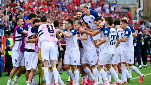 Bosnia sacó un empate ante Canadá en el primer partido del Mundial.
