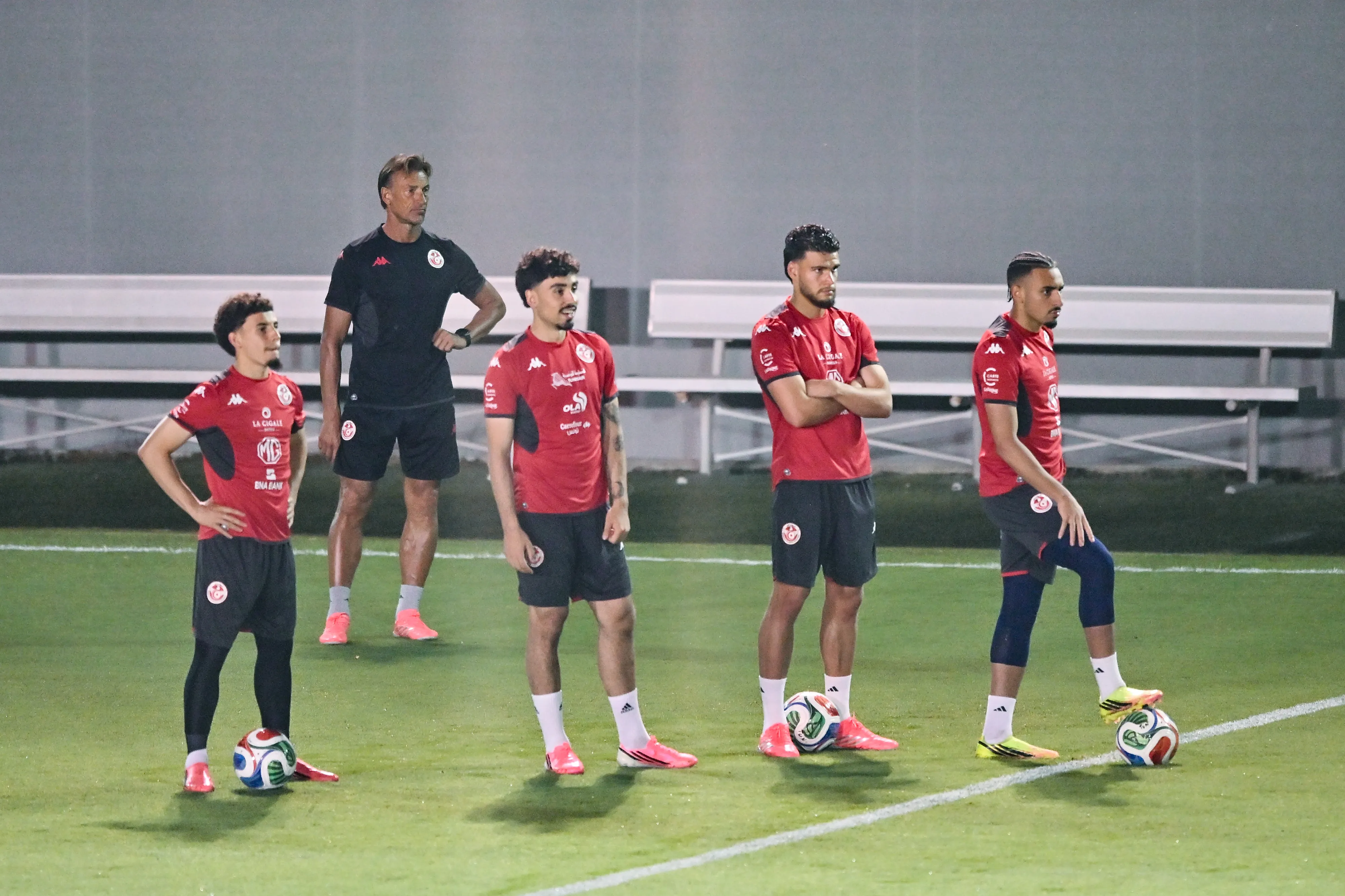 Hervé Renard atento a los movimientos de sus nuevos dirigidos.