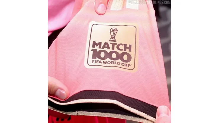 Qué significa el parche “1000” en el uniforme del árbitro en Japón vs. Túnez