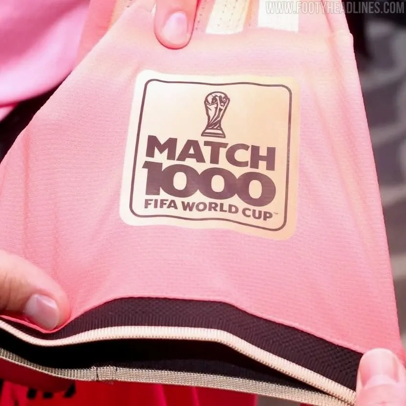 El parche especial, de color dorado, representa el milésimo partido de la Copa del Mundo (Footy Headlines).