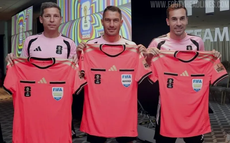 Los uniformes especiales que FIFA entregó a los árbitros del encuentro (Footy Headlines).