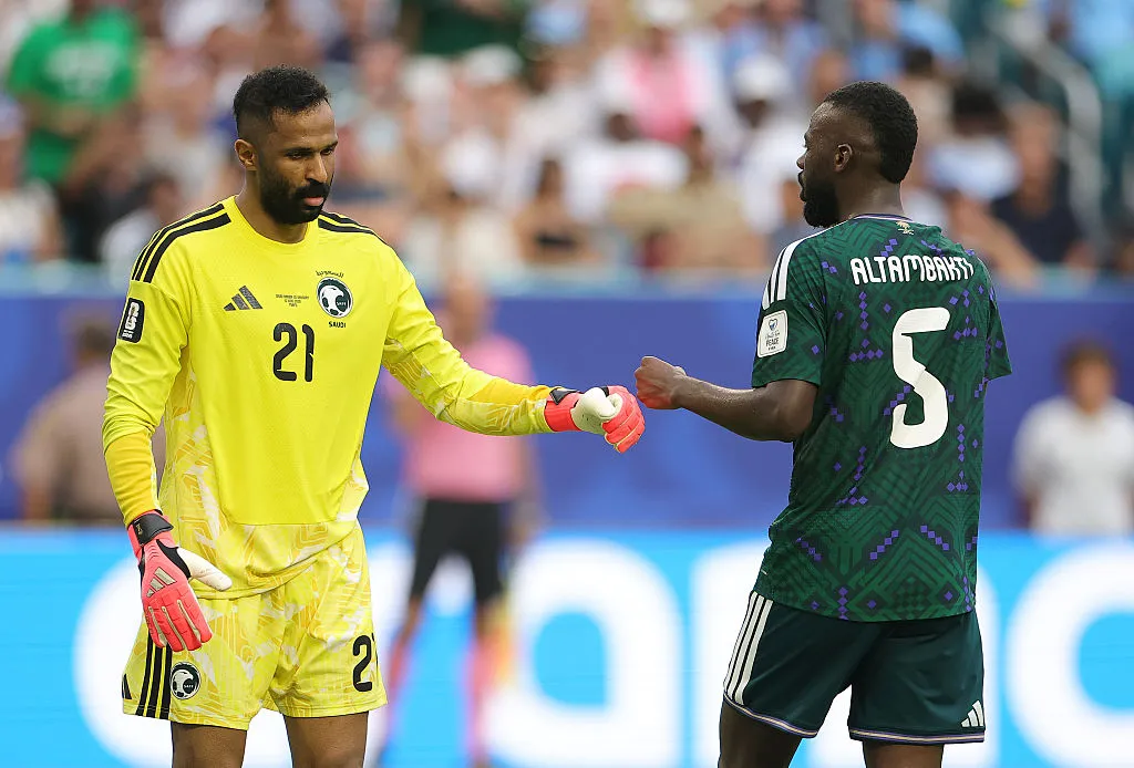Mohammed Al-Owais choca puños con su compañero Hassan Al-Tambakti (Getty Images).