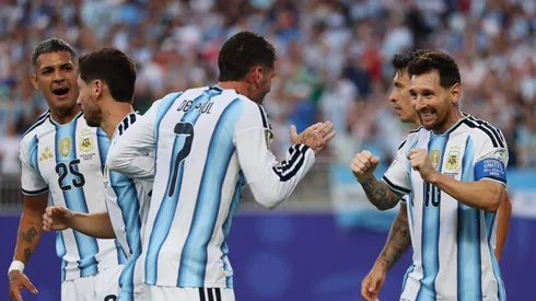Rodrigo de Paul y Lionel Messi celebrando uno de los goles ante Argelia.